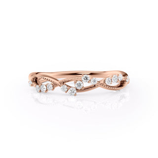Twisted wedding band with round diamonds – elegant and modern design