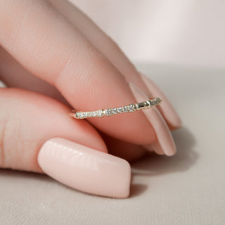 Round diamond pavé wedding band with sparkling micro-set stones – classic and elegant