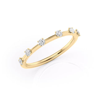 Dainty wedding band with round diamonds – elegant and delicate sparkle