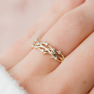 Twig wedding band with round diamonds – nature-inspired and elegant design