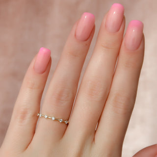 Dainty wedding band with round diamonds – subtle sparkle in a slim design