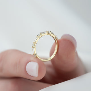Half eternity wedding band with baguette and round diamonds – elegant and modern design