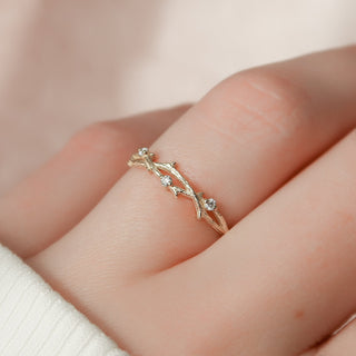 Twig-inspired wedding band with round diamonds – nature-themed and elegant design