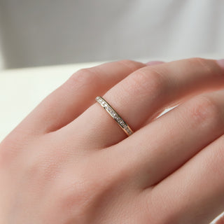 Half eternity wedding band with round diamonds – classic and elegant sparkle