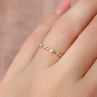 Dainty wedding band with round diamonds – subtle sparkle in a slim design