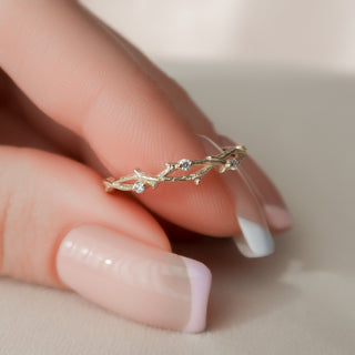 Twig-inspired wedding band with round diamonds – nature-themed and elegant design