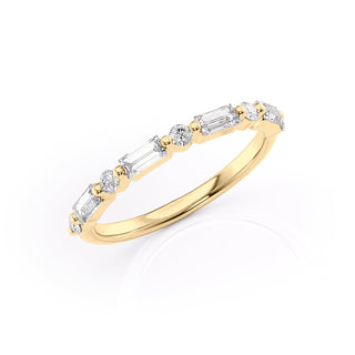 Half eternity wedding band with baguette and round diamonds – elegant and modern design