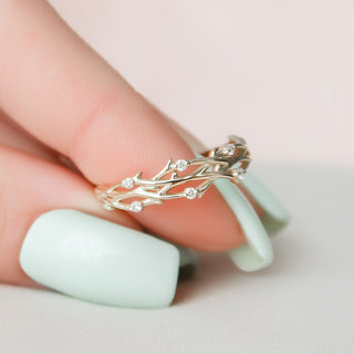 Twig wedding band with round diamonds – nature-inspired and elegant design