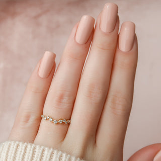 Curved wedding band with round diamonds – delicate and graceful design