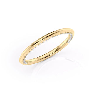 Unique wedding band with round diamonds – modern and artistic design