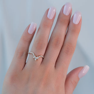 Curved wedding band with round and marquise diamonds – elegant and distinctive design