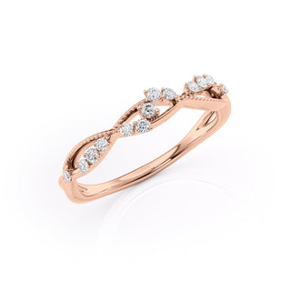 Twisted wedding band with round diamonds – elegant and modern design
