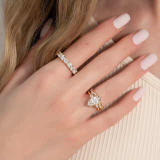 Twig-style wedding band with round diamonds – nature-inspired and delicate design