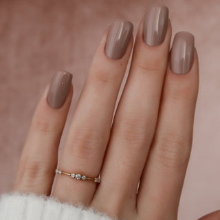 Dainty wedding band with round diamonds – elegant and minimal design