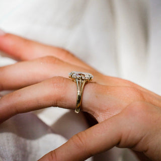 3.0-5.0 CT Oval Shaped Lab Grown Diamond Splite Shank Engagement Ring