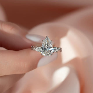 1.0-3.0 CT Pear  Lab Grown Diamond Three Stone Setting Engagement Ring