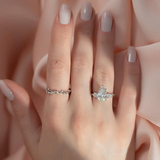 1.0-3.0 CT Pear  Lab Grown Diamond Three Stone Setting Engagement Ring