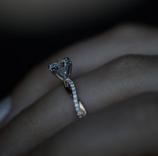 Elegant Round Twisted CVD Diamond Engagement Ring – Sparkling, Romantic, and Ethical