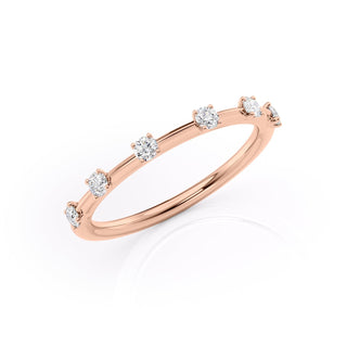 Dainty wedding band with round diamonds – elegant and delicate sparkle