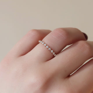 Half eternity wedding band with round diamonds – elegant and timeless design