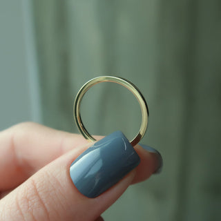 Plain wedding band in polished 14K gold – minimalist and timeless design