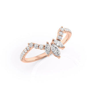 Curved wedding band with round and marquise diamonds – elegant and distinctive design