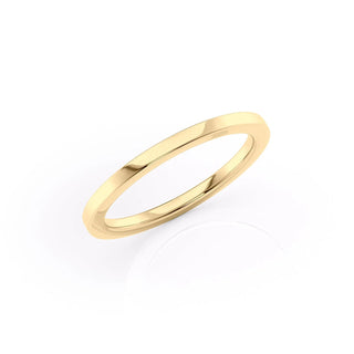 Plain wedding band in polished 14K gold – minimalist and timeless design