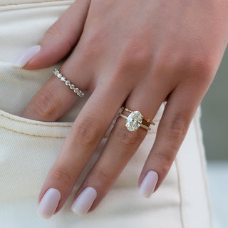 Dainty wedding band with round diamonds – subtle sparkle in a slim design