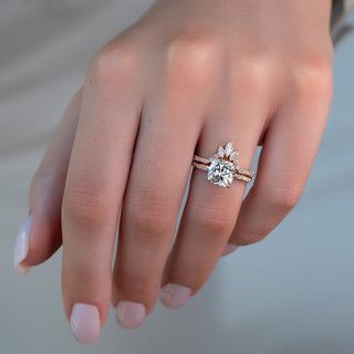 Curved wedding band with round and marquise diamonds – elegant and distinctive design