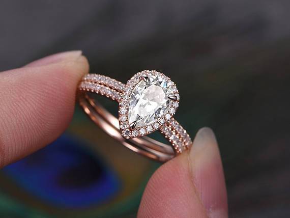 1.0 CT Pear Cut Halo Moissanite Bridal Ring Set - violetjewels