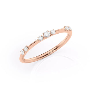 Dainty wedding band with round diamonds – elegant and minimal design
