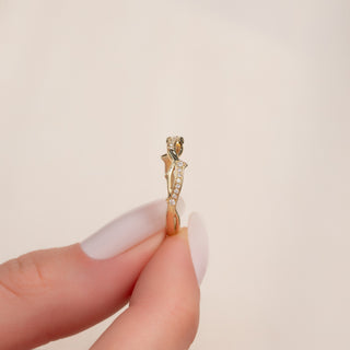 Twig-style wedding band with round diamonds – nature-inspired and delicate design