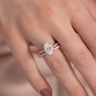 Twisted wedding band with round diamonds – stylish and elegant intertwined design