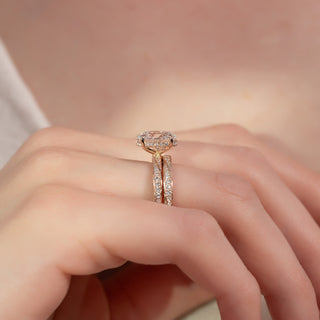 Twisted wedding band with round diamonds – stylish and elegant intertwined design