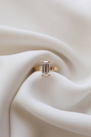 1.20 CT - 3.50 CT Emerald Solitaire Engagement Ring
