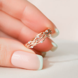 Twig wedding band with round diamonds – nature-inspired and elegant design