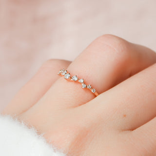 Curved wedding band with round diamonds – delicate and graceful design