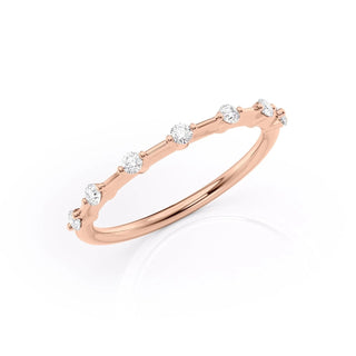 Dainty wedding band with round diamonds – subtle sparkle in a slim design