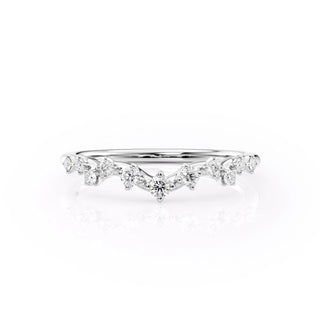 Curved wedding band with round diamonds – delicate and graceful design