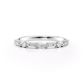 Half eternity wedding band with baguette and round diamonds – elegant and modern design