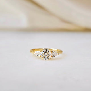 1.0 CT Round Cut Three Stone Moissanite Engagement Ring