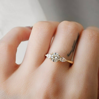 1.0 CT Round Cut Three Stone Moissanite Engagement Ring