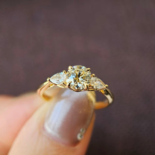 1.0 CT Round Cut Three Stone Moissanite Engagement Ring