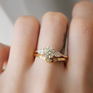 1.0 CT Round Cut Three Stone Moissanite Engagement Ring