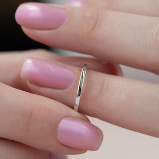 Plain wedding band in polished 14K gold – minimalist and timeless design