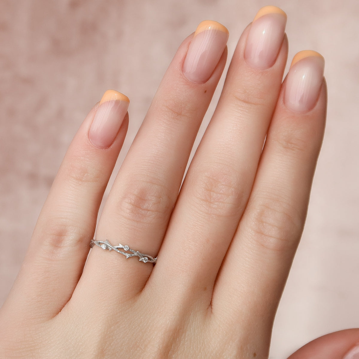 Twig-inspired wedding band with round diamonds – nature-themed and elegant design