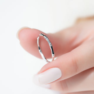 Classic plain wedding band with polished finish – timeless unisex design