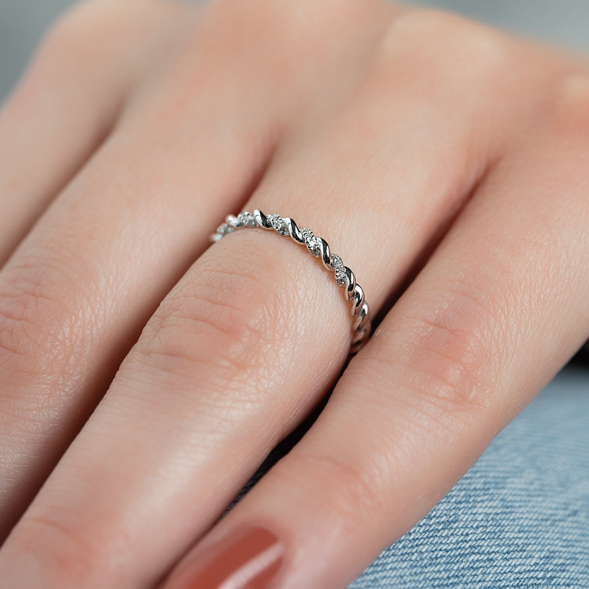 Twisted wedding band with round diamonds – elegant and unique braided design