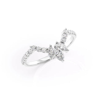 Curved wedding band with round and marquise diamonds – elegant and distinctive design