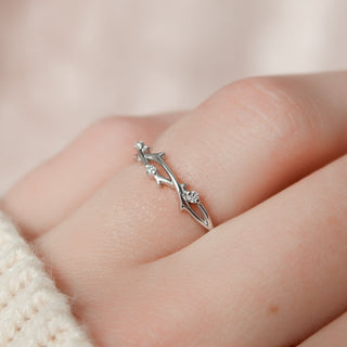 Round diamond twig wedding band with nature-inspired design – delicate and unique
